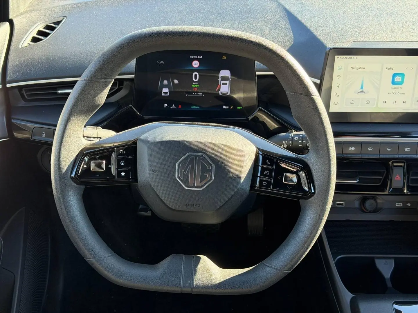 Vue frontale du volant multifonction gris foncé et du tableau de bord numérique de la MG3 1.5 Hybrid+ 2024.
