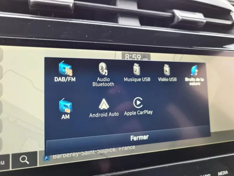 Écran tactile du système multimédia du Hyundai Tucson 2022, affichant les options audio et connectivité Bluetooth.