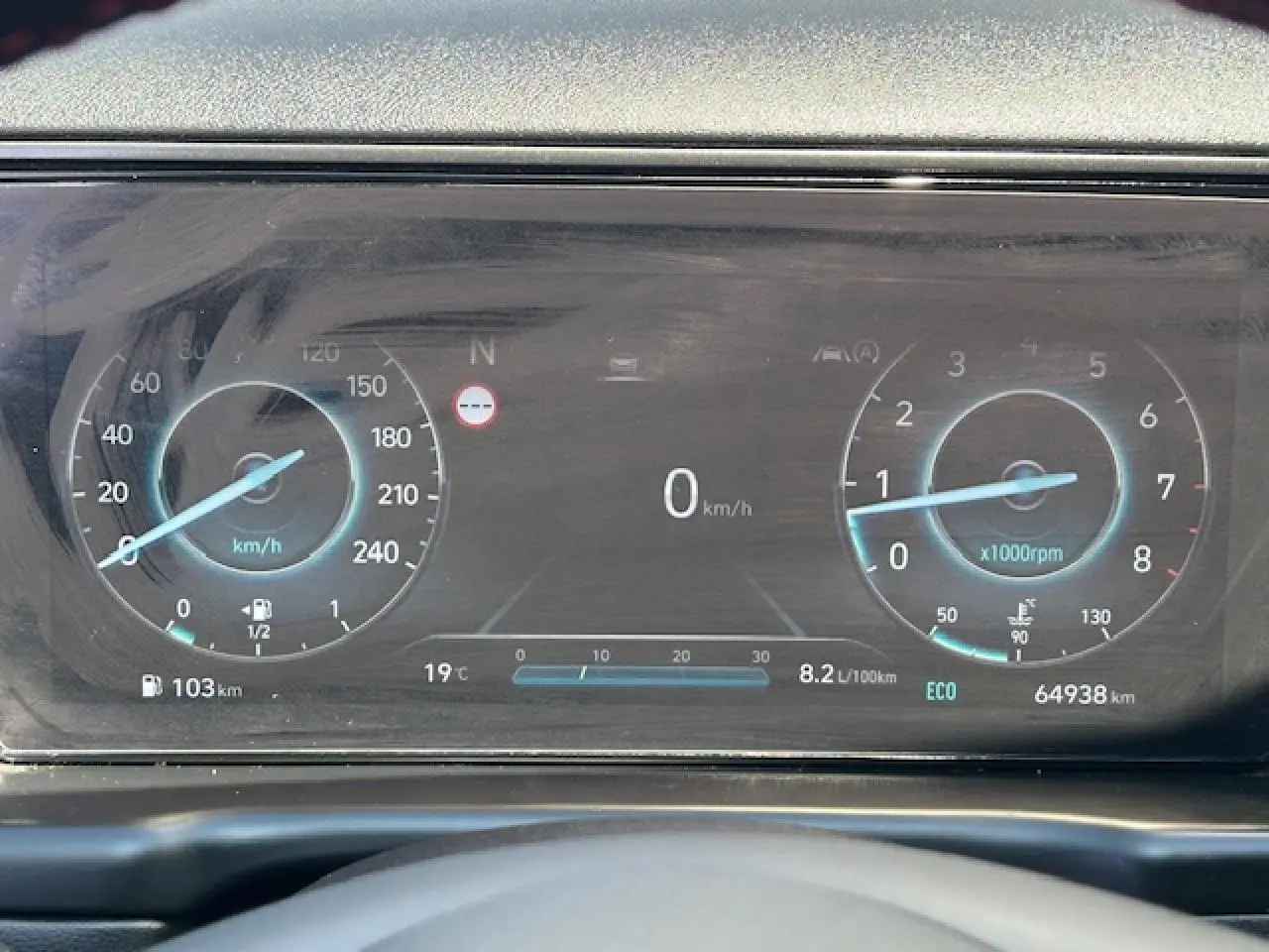 Compteurs numériques 10,25'' du Hyundai Tucson IV N-Line affichant vitesse, régime et consommation en mode Eco.