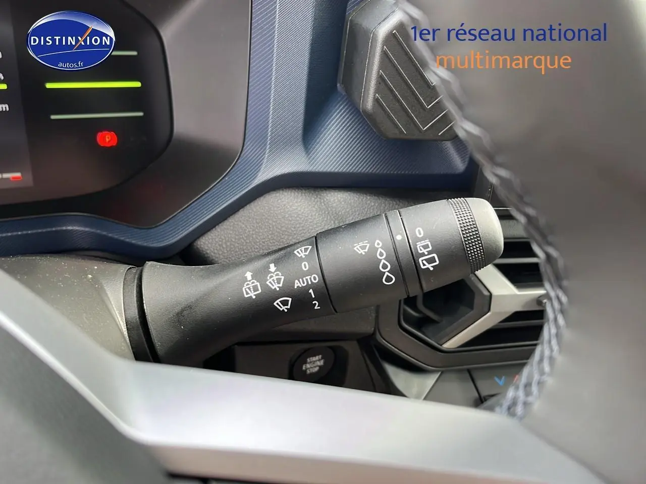 Gros plan sur la commande d'essuie-glace du tableau de bord du Dacia Duster gris schiste 2025.