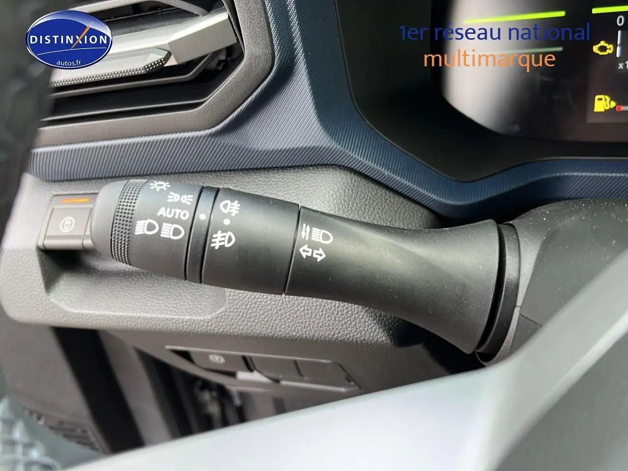 Commande des phares et clignotants en gros plan dans l'habitacle du Dacia Duster gris schiste 2025