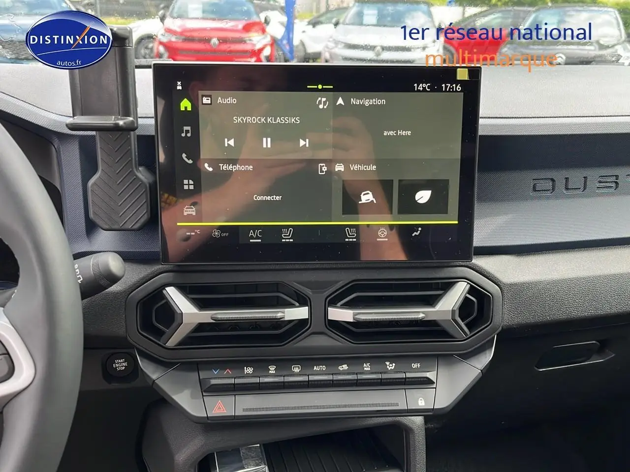 Tableau de bord du Dacia Duster 2025 gris schiste avec écran tactile et aérateurs hexagonaux noirs et argentés.