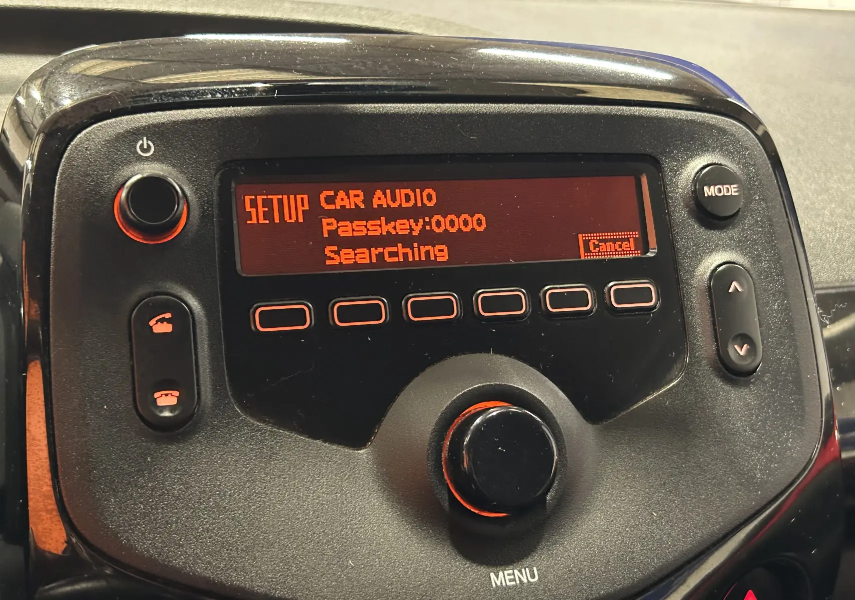 Gros plan sur l’autoradio noir de la Citroën C1 rouge 2019, affichant le menu de configuration audio en rouge.