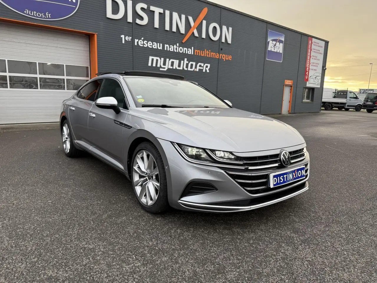 Volkswagen Arteon gris pyrite métallisé vue 3/4 avant avec jantes alliage 19 pouces Chennai argent