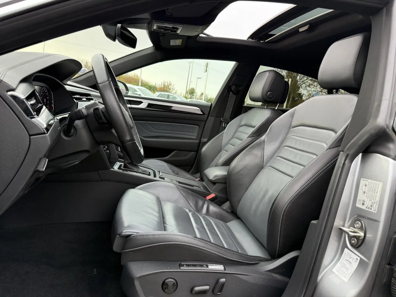 Intérieur avant droit de la Volkswagen Arteon 2021 avec sièges cuir Nappa gris et toit ouvrant panoramique ouvert