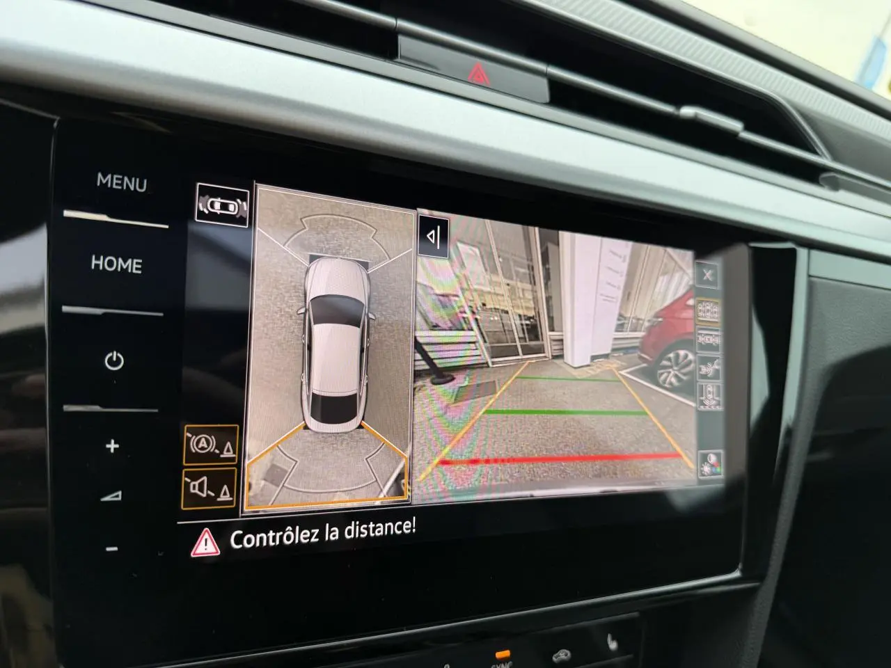 Écran tactile du système de navigation Discover Pro affichant la vue 360° et caméra de recul du Volkswagen Arteon gris pyrite.