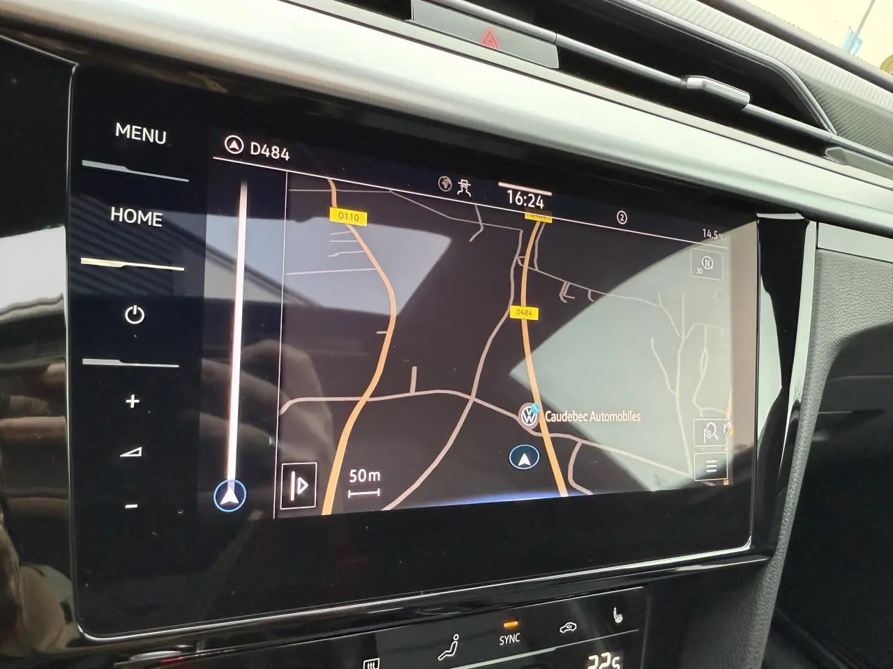 Écran tactile central du système de navigation Discover Pro dans l'habitacle d'une Volkswagen Arteon 2021.