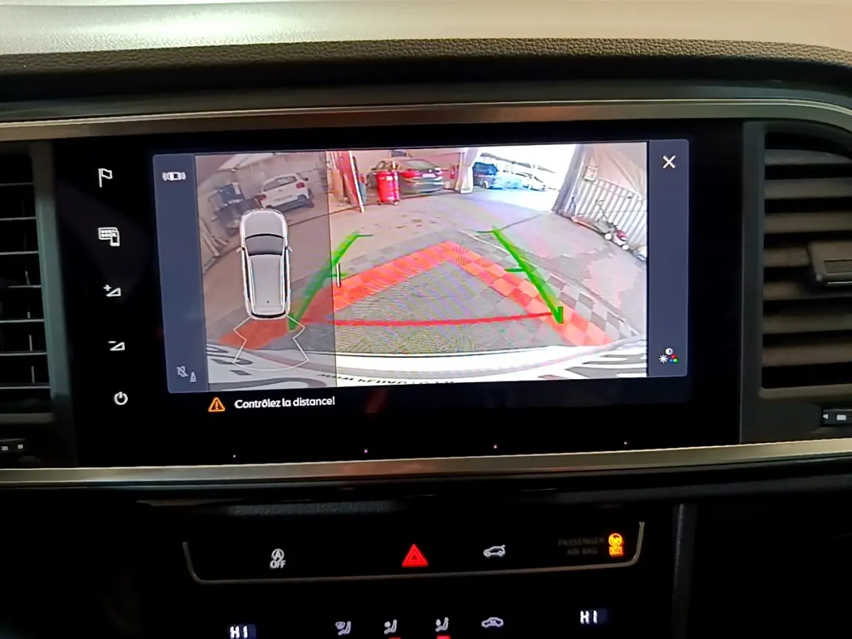 Écran tactile central du tableau de bord montrant la caméra de recul avec guidage en 3D du SEAT Ateca gris clair.