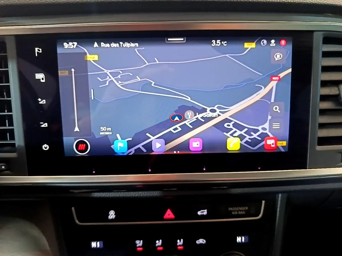 Écran tactile 9,2 pouces du système de navigation 3D du tableau de bord d’un SEAT Ateca 2022, vue intérieure.