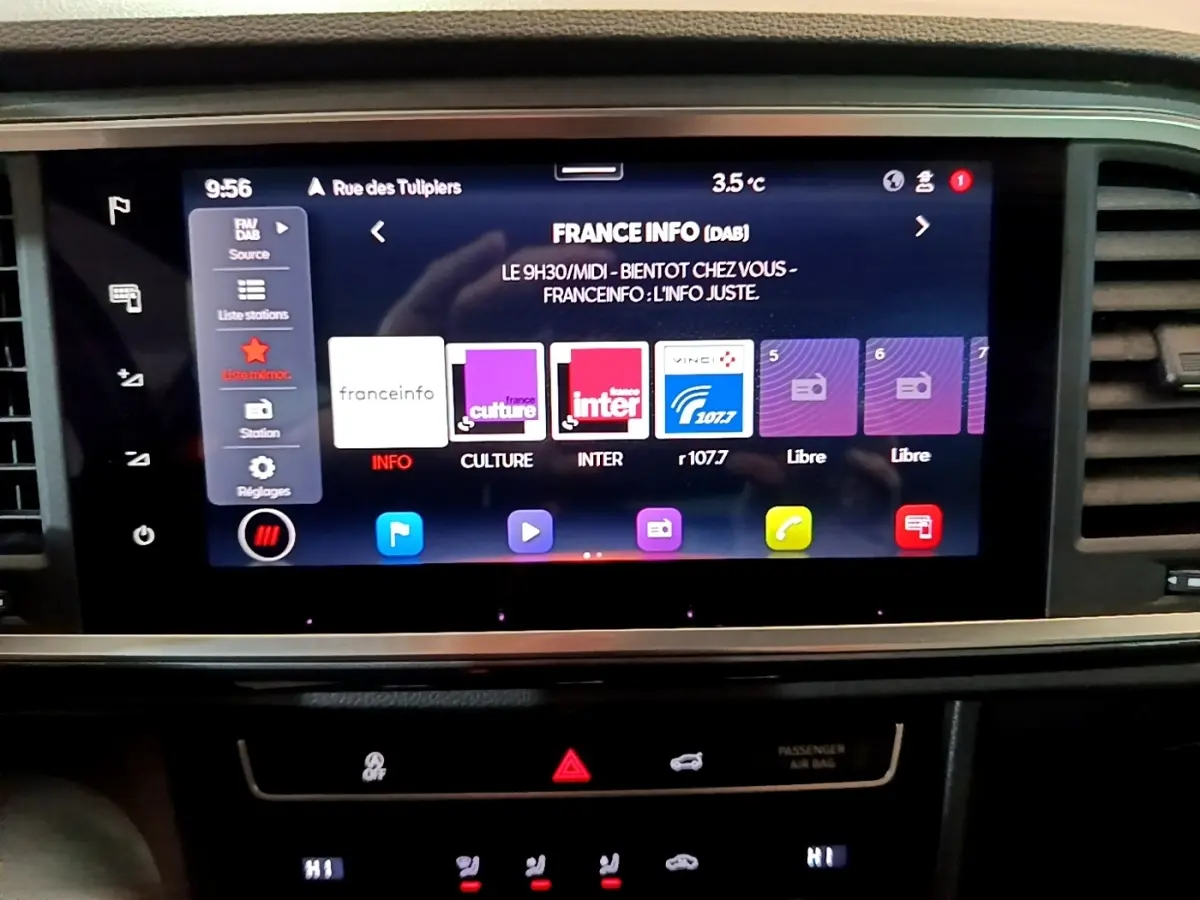 Écran tactile central 9,2 pouces du SEAT Ateca gris clair 2022 affichant la radio France Info en intérieur.