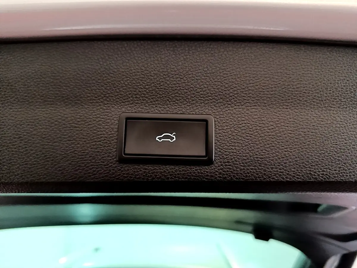 Bouton d'ouverture électrique du coffre sur le hayon intérieur d'un SEAT Ateca gris clair 2022.