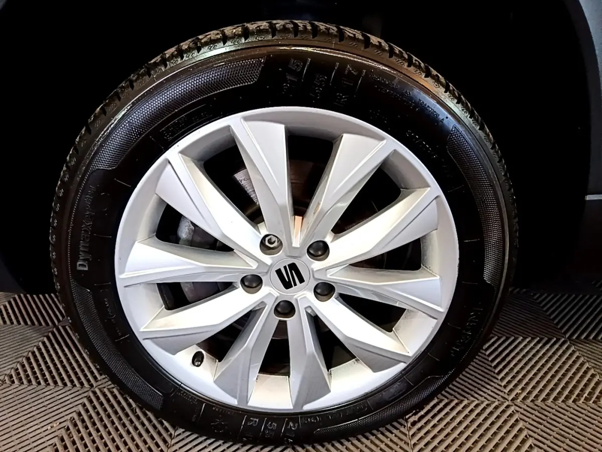 Gros plan sur la jante alliage argentée du SEAT Ateca, mettant en valeur le logo central de la marque.