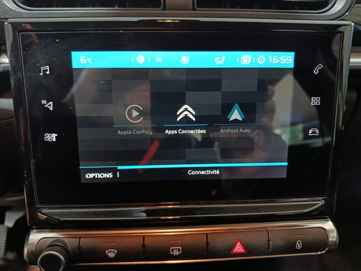 Écran tactile central de la Citroën C3 2024 affichant les options Apple CarPlay, Android Auto et connectivité.
