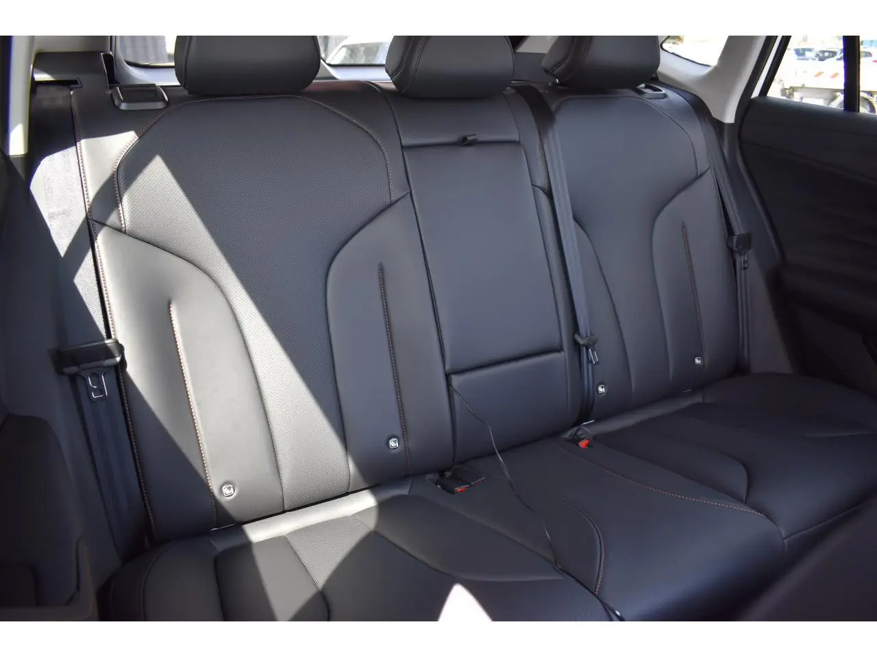Vue intérieure sur les sièges arrière en cuir noir du MG Motor EHS 1.5 Hybrid+ 224 ch Luxury 2026.