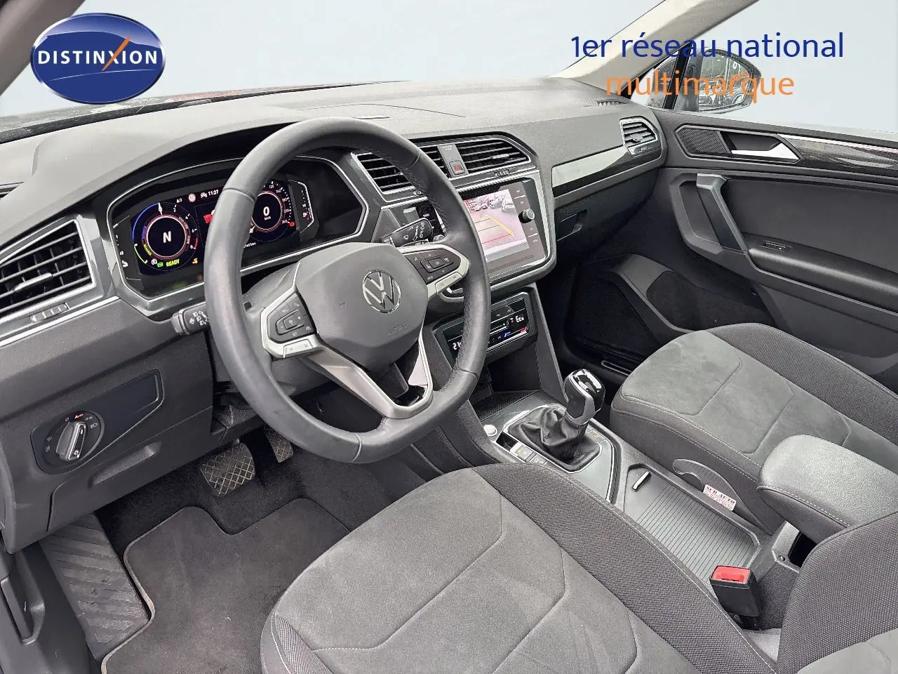 Intérieur du Volkswagen Tiguan 1.4 E-Hybrid 2022, vue côté conducteur montrant le tableau de bord et la console centrale grise.