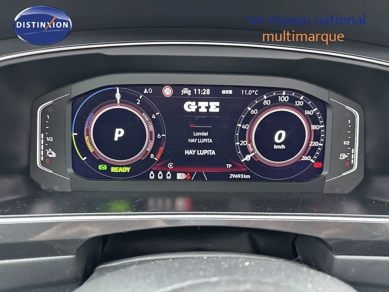Tableau de bord numérique du Volkswagen Tiguan 1.4 E-HYBRID 245CH en mode parking avec affichage GTE.