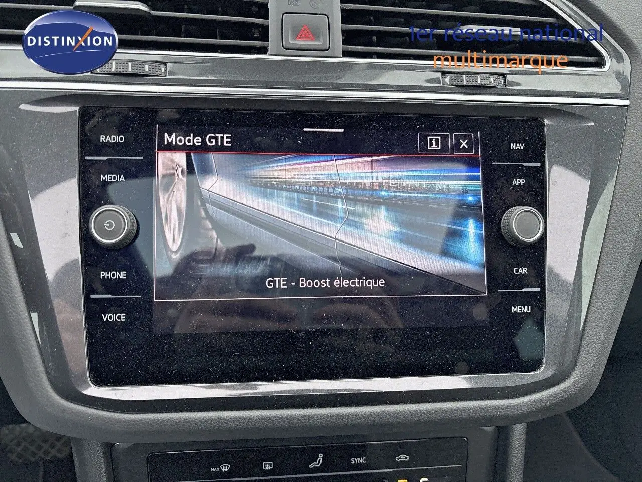 Écran central tactile du Volkswagen Tiguan 2022 gris lunaire affichant le mode GTE et boost électrique.