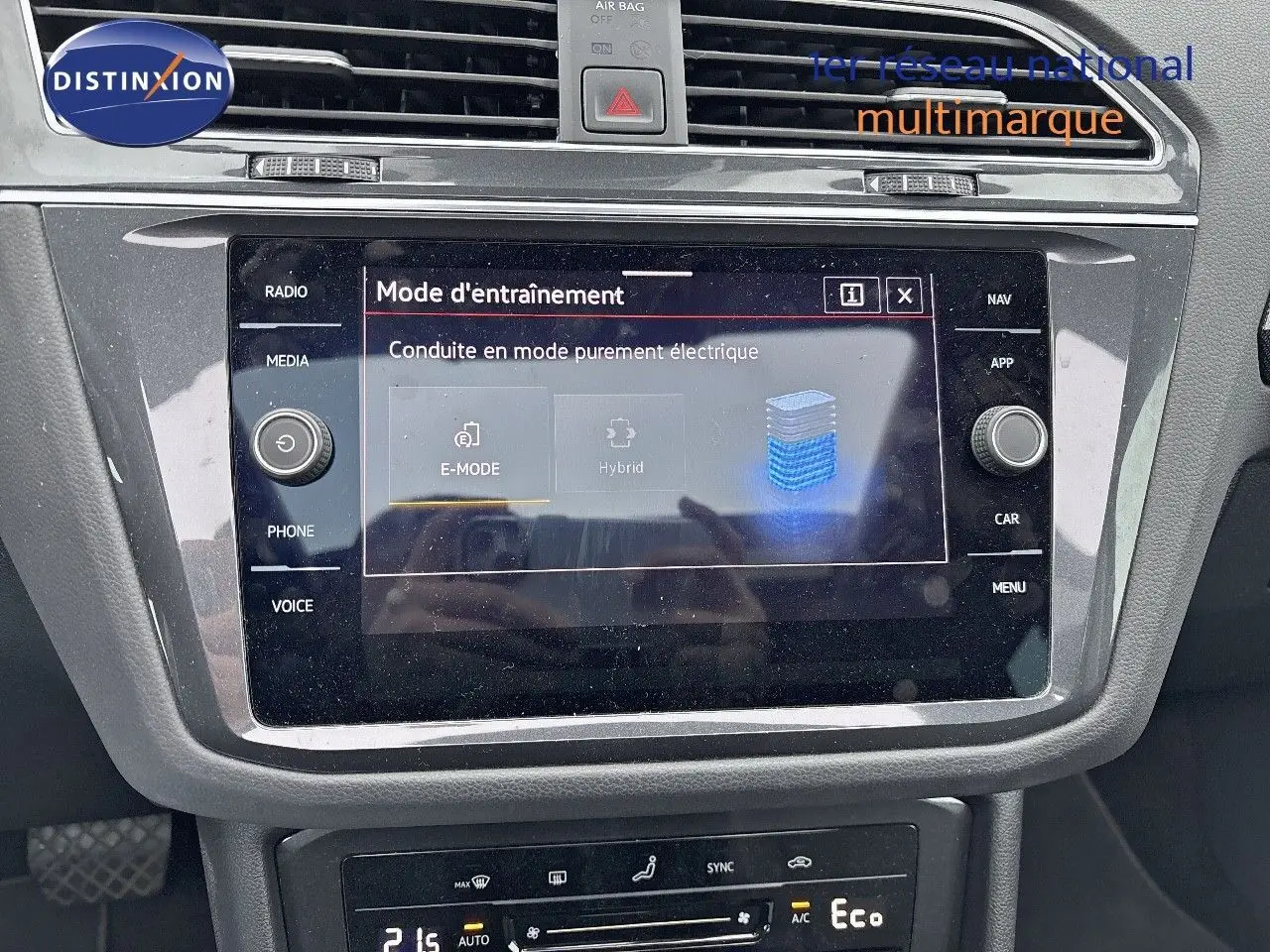 Écran tactile central du Volkswagen Tiguan 1.4 E-HYBRID 2022 affichant le mode de conduite électrique.