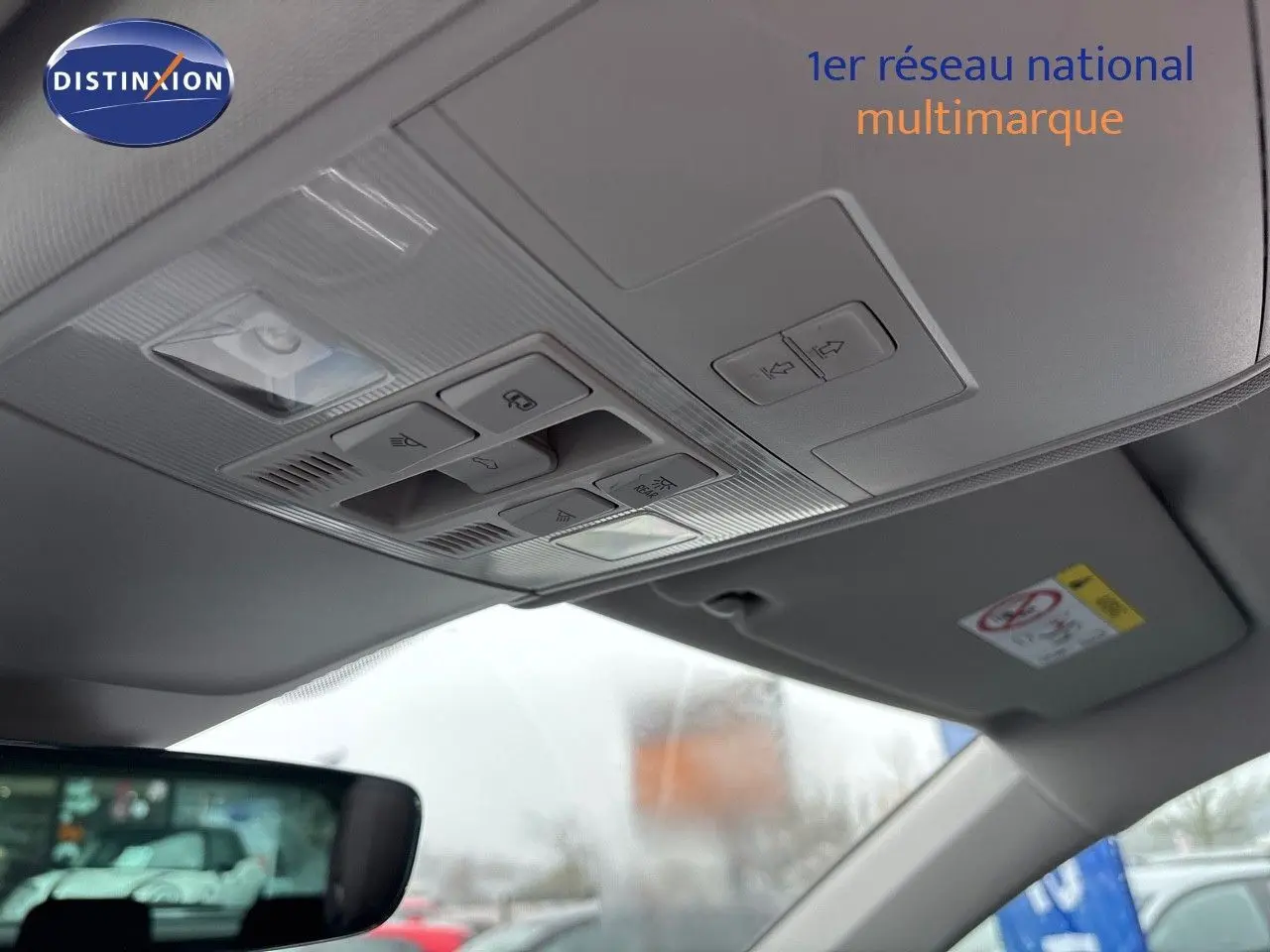 Vue intérieure du plafonnier gris clair du Volkswagen Tiguan 1.4 e-Hybrid 2022 avec commandes intégrées.