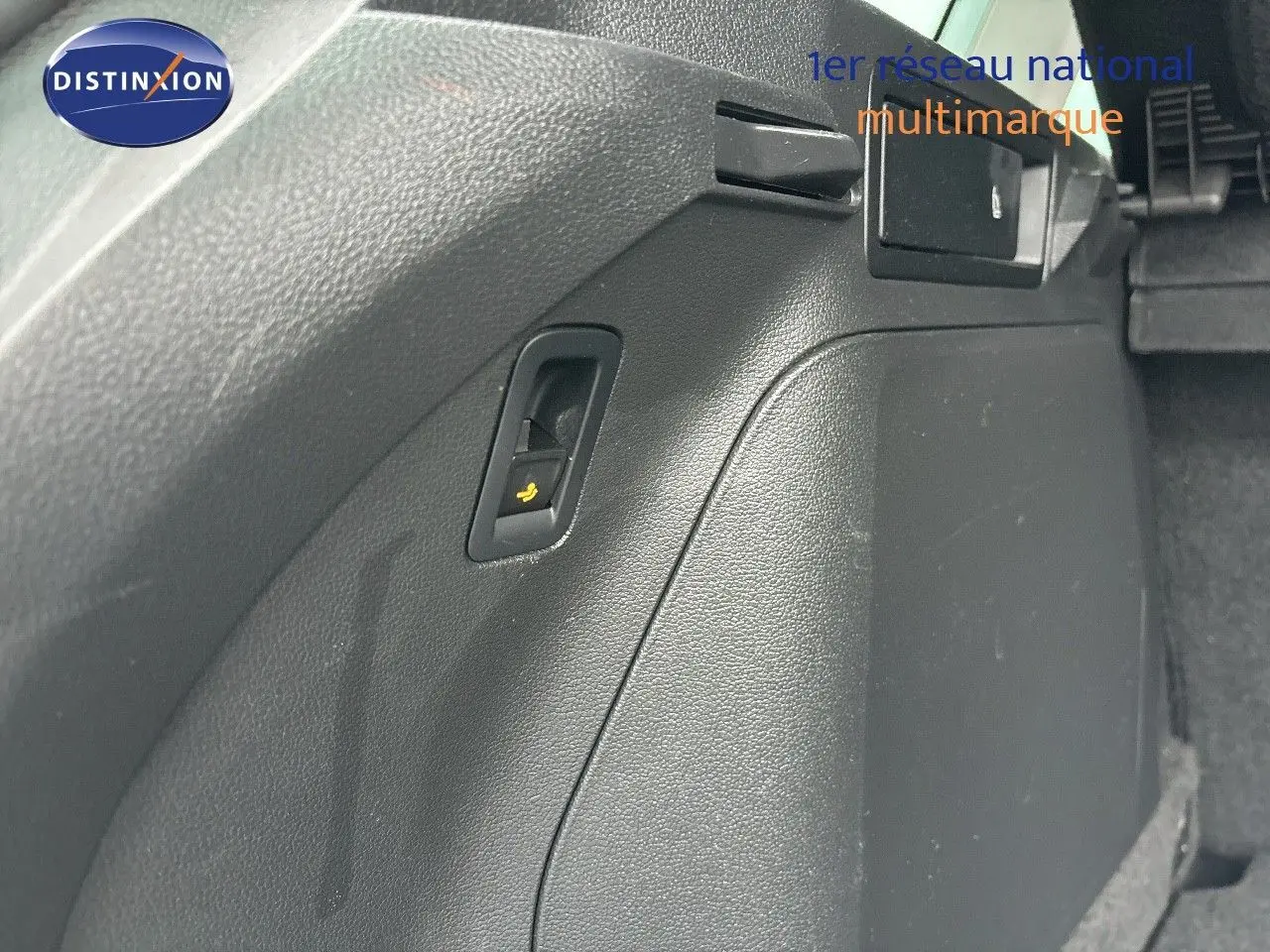 Détail du levier de déverrouillage du siège arrière dans l'habitacle du Volkswagen Tiguan gris lunaire 2022.