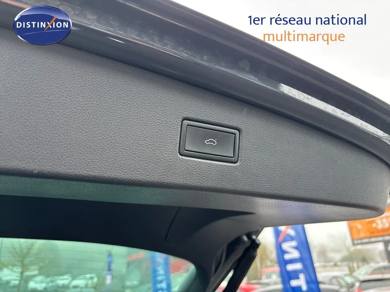 Bouton d'ouverture électrique du coffre sur le hayon arrière d'un Volkswagen Tiguan gris lunaire 2022.