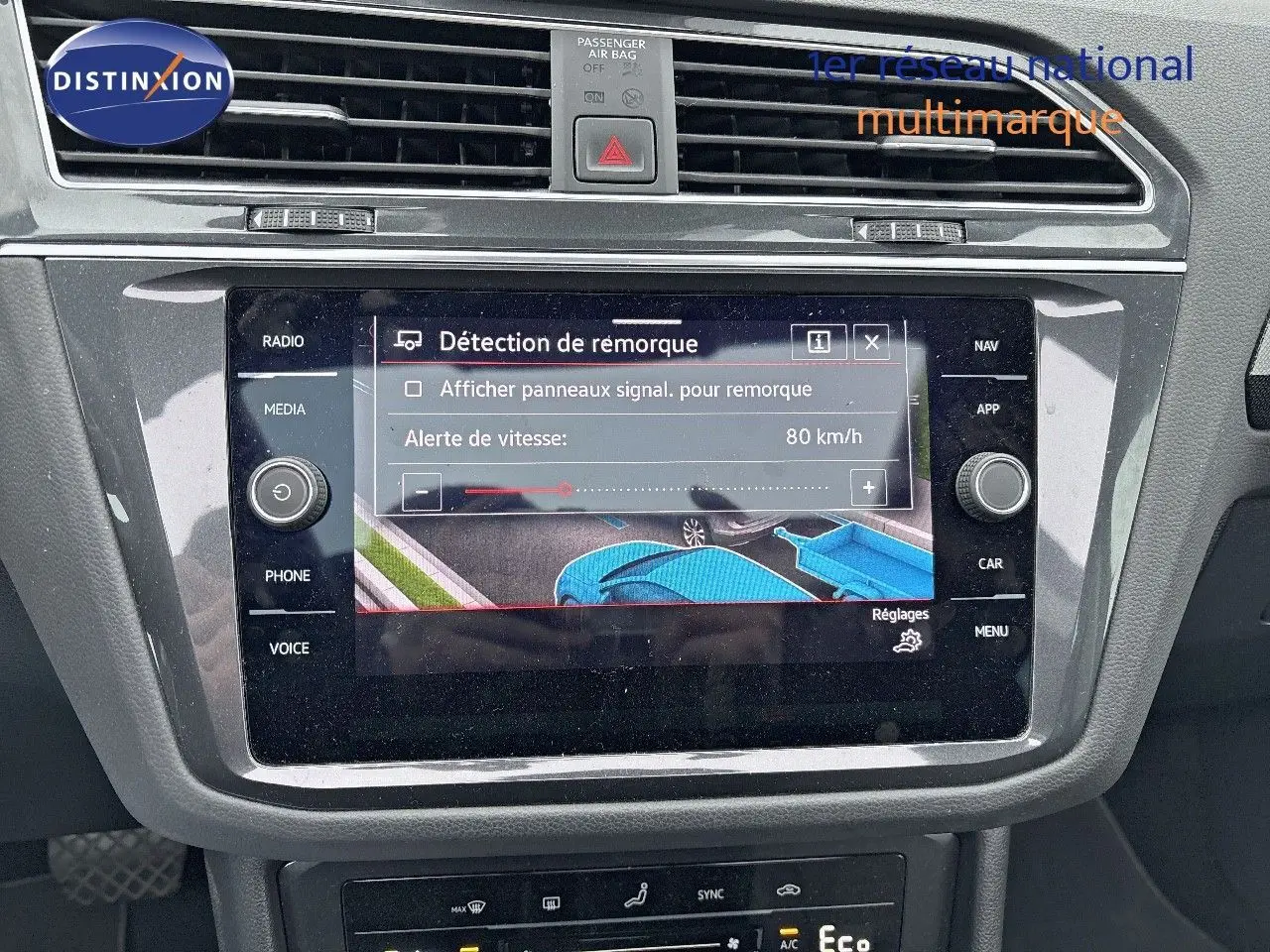 Écran tactile central du Volkswagen Tiguan 1.4 E-HYBRID 2022 affichant la détection de remorque dans un intérieur gris.