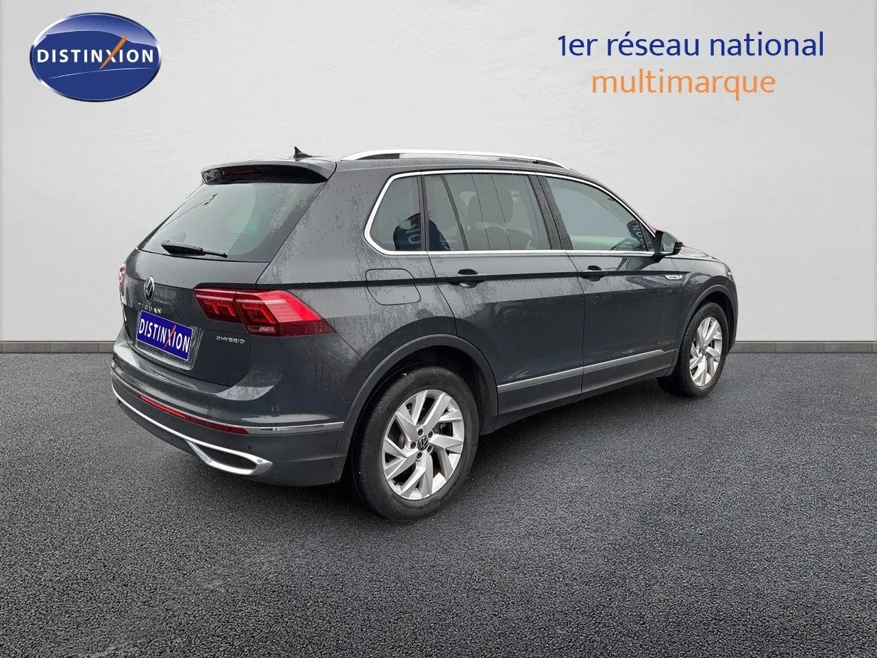 Volkswagen Tiguan 1.4 e-Hybrid gris lunaire vu de 3/4 arrière droit, SUV hybride rechargeable élégant et moderne.