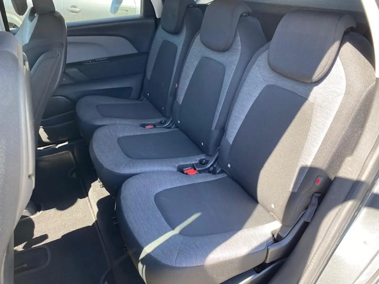 Vue côté droit des trois sièges arrière gris et noir du Citroën C4 Picasso 2016 avec habillage tissu bicolore.