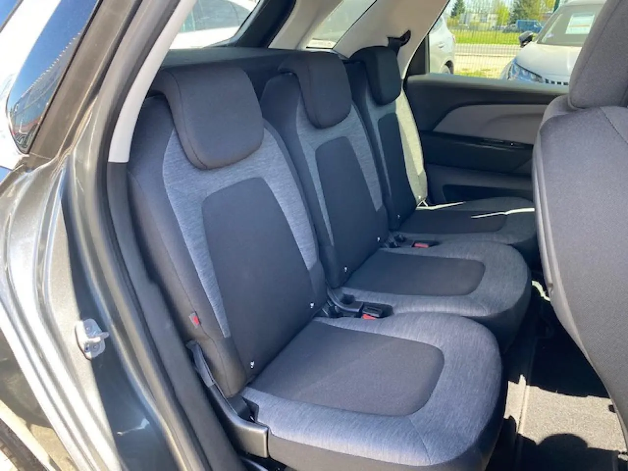 Vue intérieure côté gauche des sièges arrière gris foncé et clair du Citroën C4 Picasso gris shark 2016.