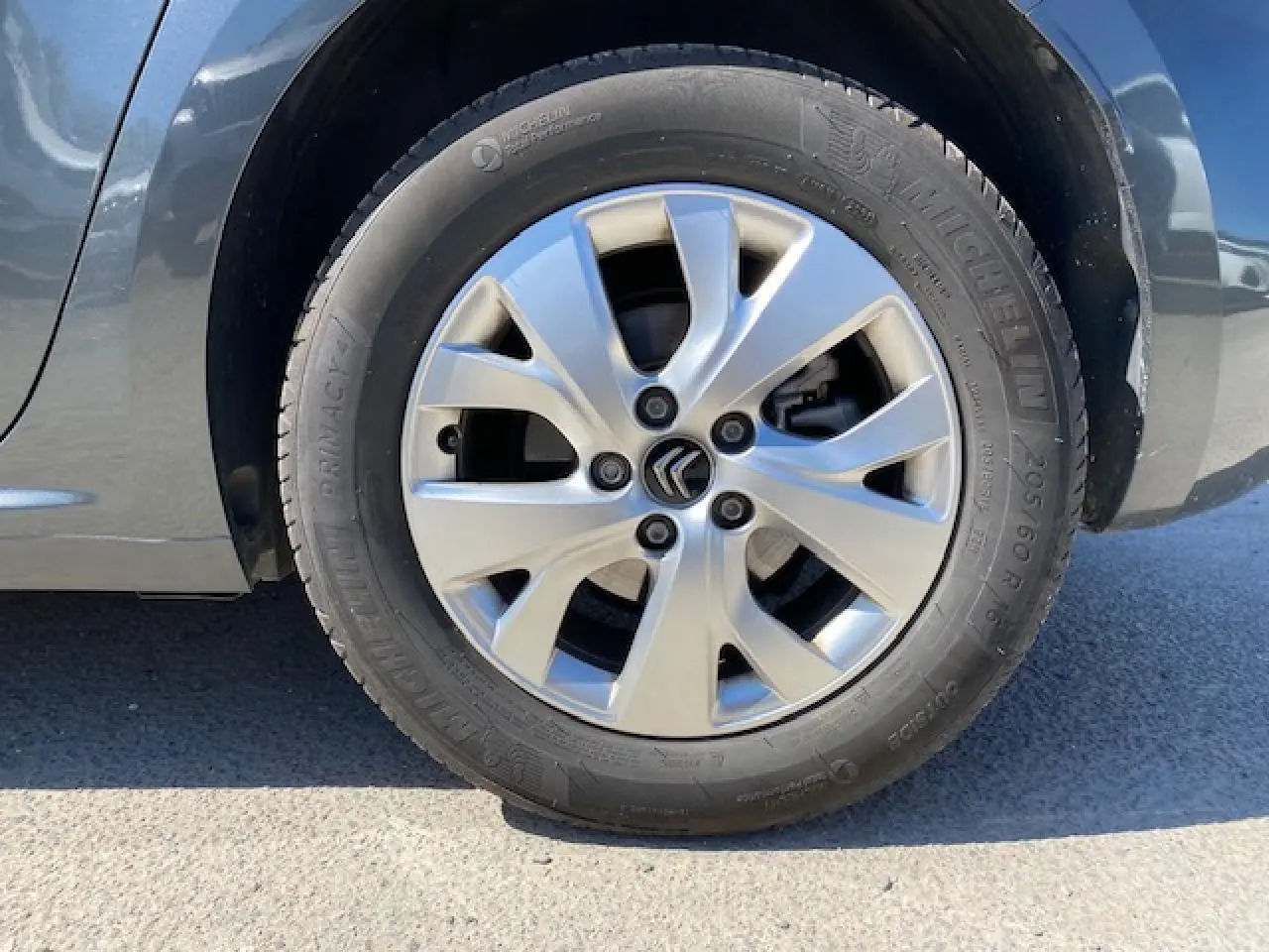 Gros plan sur la roue alliage 16 pouces Notos d'une Citroën C4 Picasso gris Shark, côté gauche avant visible.