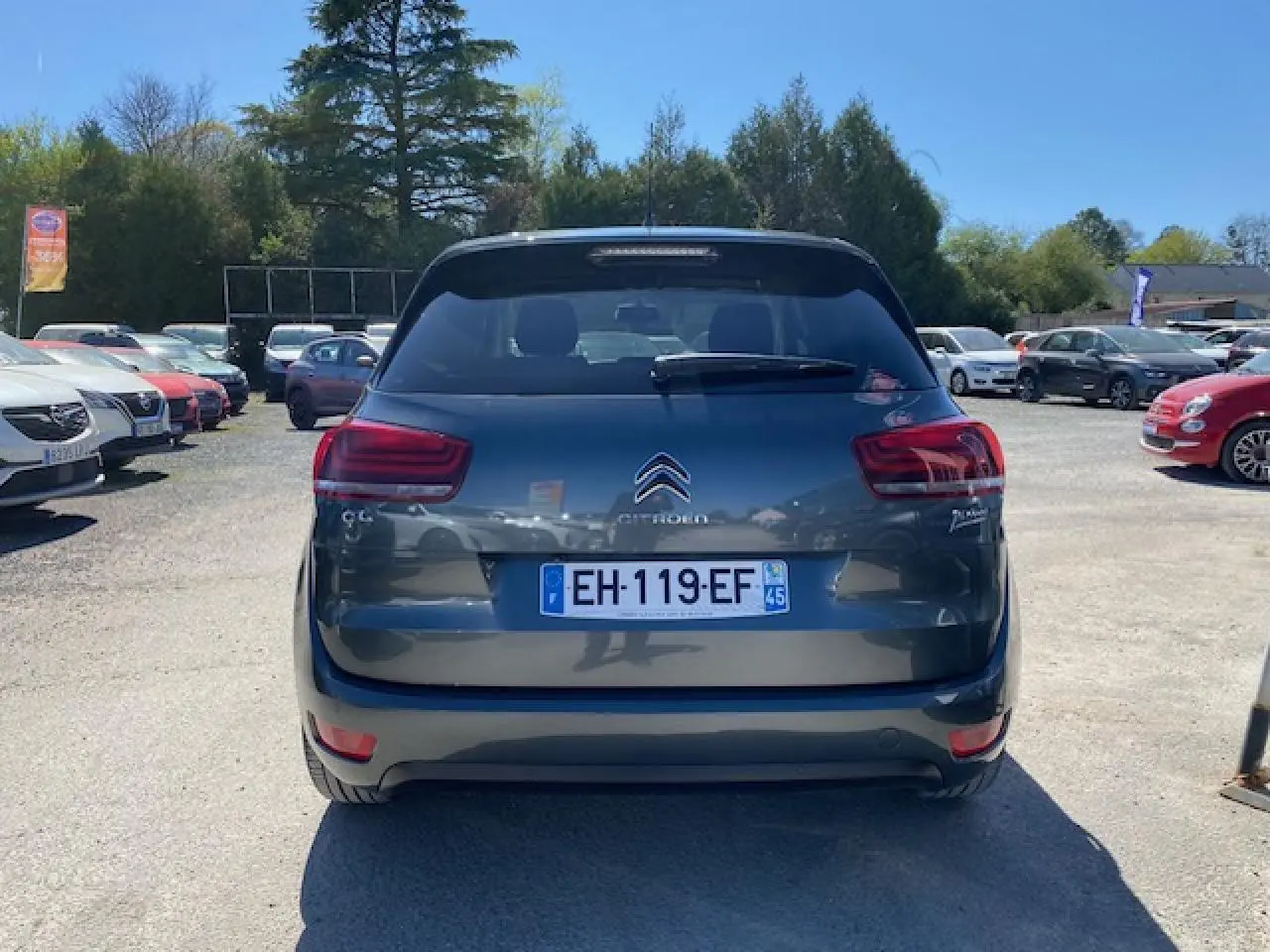 Vue arrière d'une Citroën C4 Picasso gris shark 2016 avec feux arrière rouges et plaque d'immatriculation française.