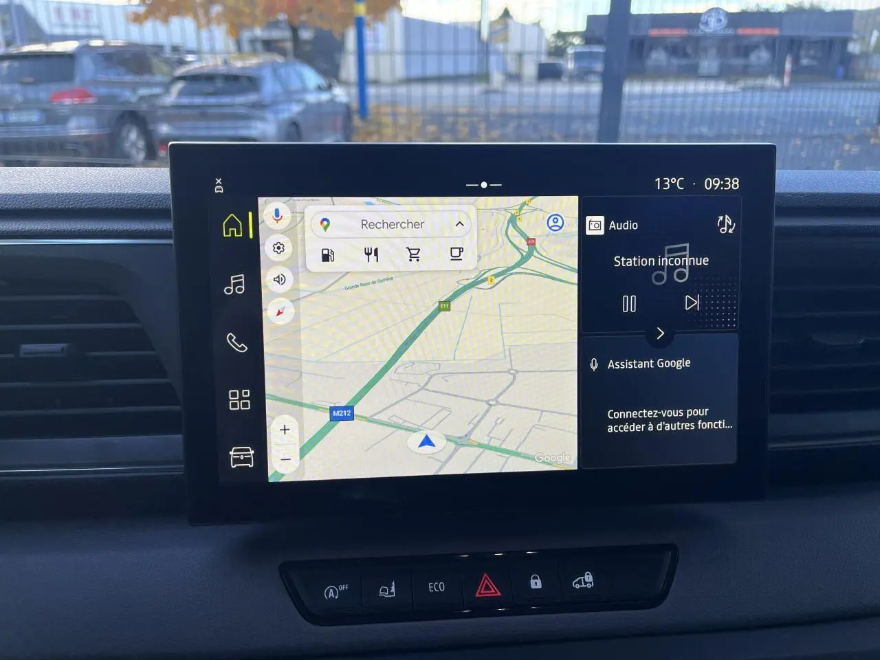 Vue intérieure du tableau de bord du Renault Master 2025 avec écran tactile affichant une carte de navigation.