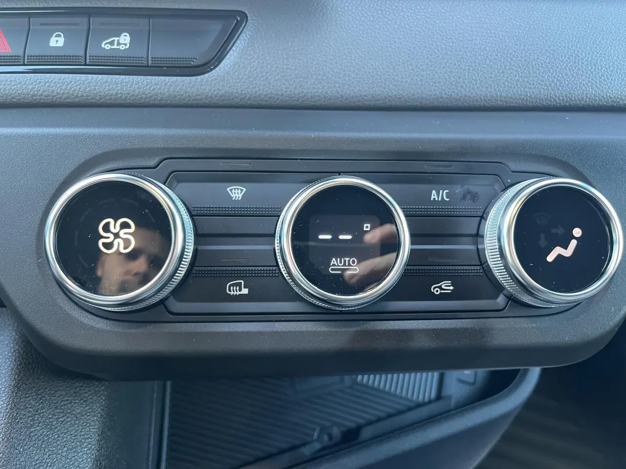 Gros plan sur les commandes de climatisation automatique du tableau de bord du Renault Master blanc 2025.