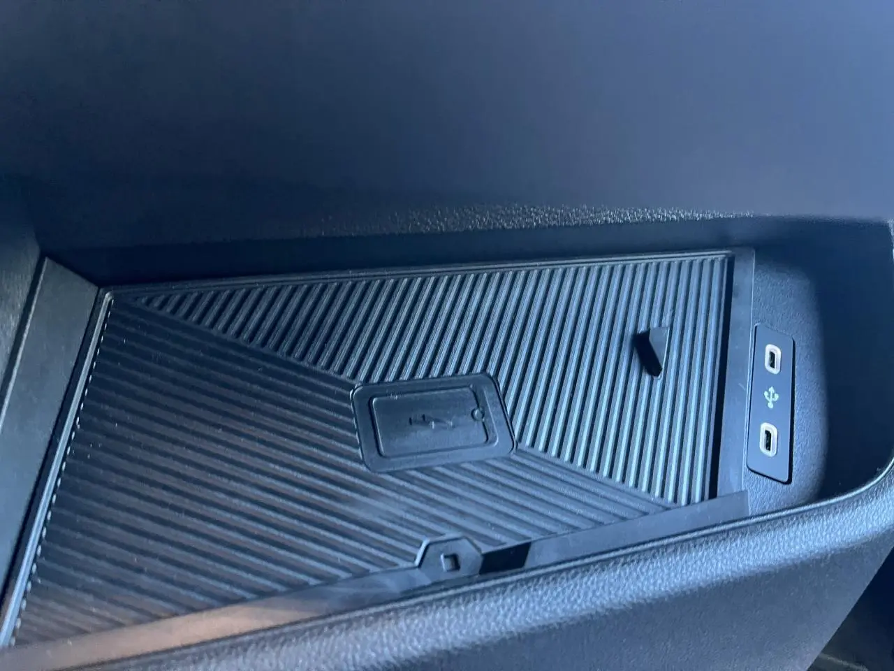 Plateau de chargement avec prise USB et USB-C dans l'habitacle du Renault Master blanc 2025.