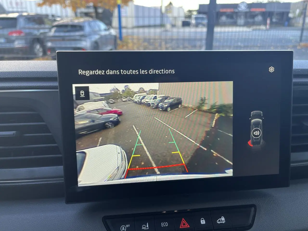 Écran de caméra de recul du Renault Master 2025 montrant le stationnement arrière avec lignes de guidage colorées.