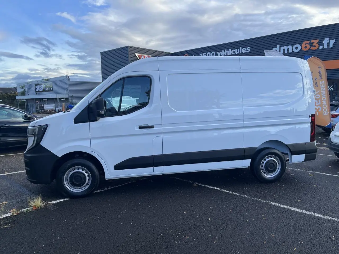 Renault Master blanc en vue profil côté gauche, fourgon utilitaire avec jantes tôles et protections noires.