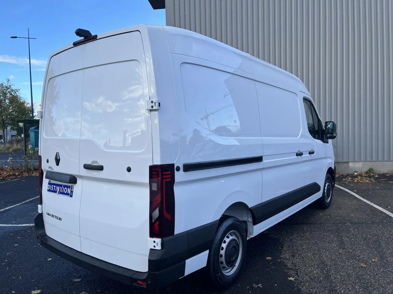 Renault Master blanc vu de l'arrière droit, fourgon tôlé avec feux arrière LED et jantes tôles 16 pouces.