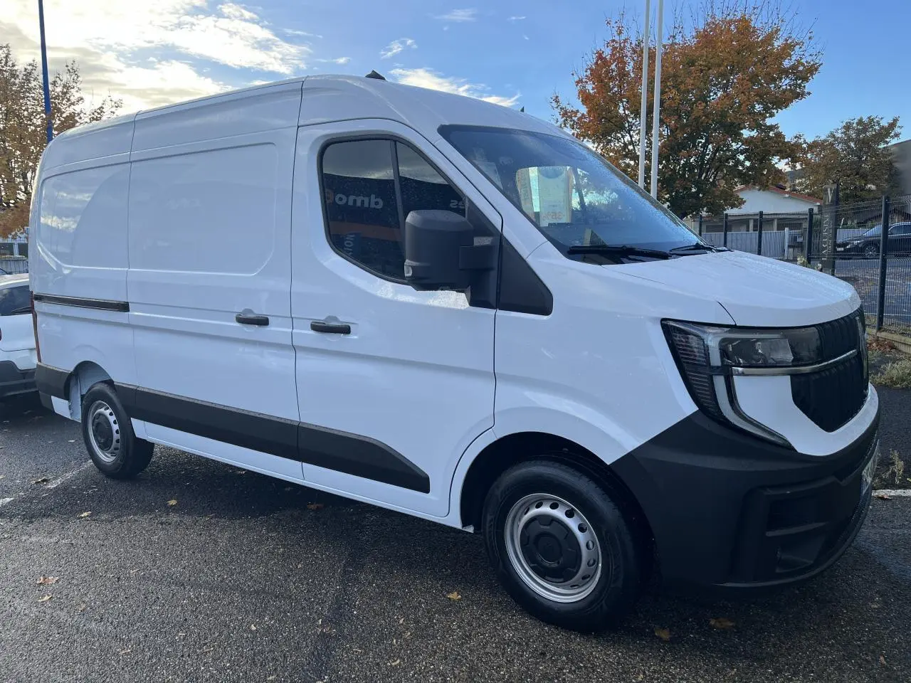 Renault Master blanc en vue 3/4 avant droit, fourgon avec calandre noire et jantes tôles 16 pouces.