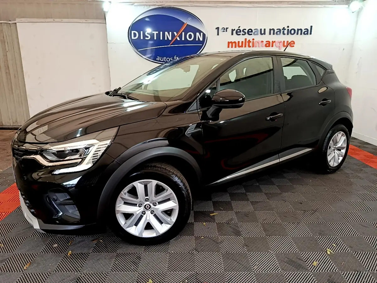 Renault Captur Business TCe 90 noir vu de profil côté gauche dans un showroom avec jantes argentées et feux LED avant.