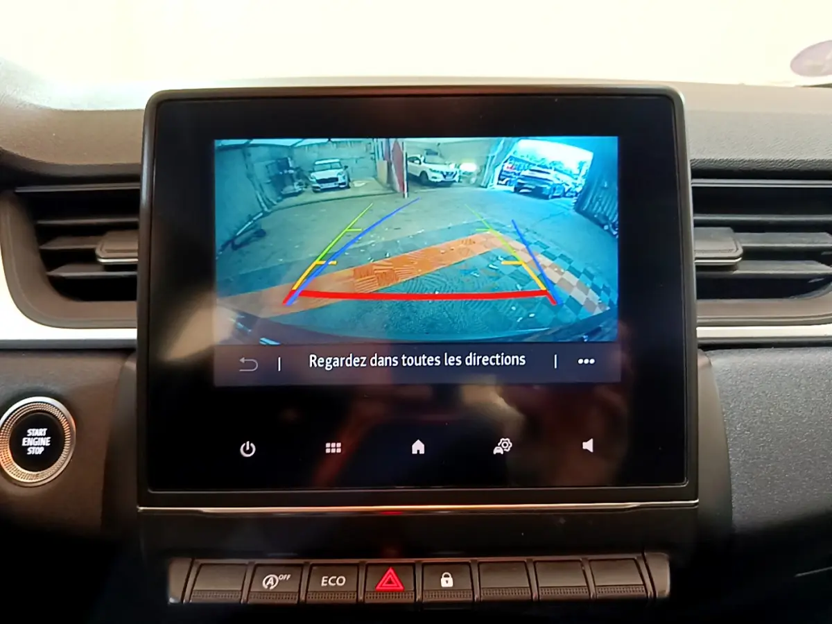 Écran tactile central du Renault Captur Business TCe 90 2021 montrant la caméra de recul avec lignes de guidage colorées.