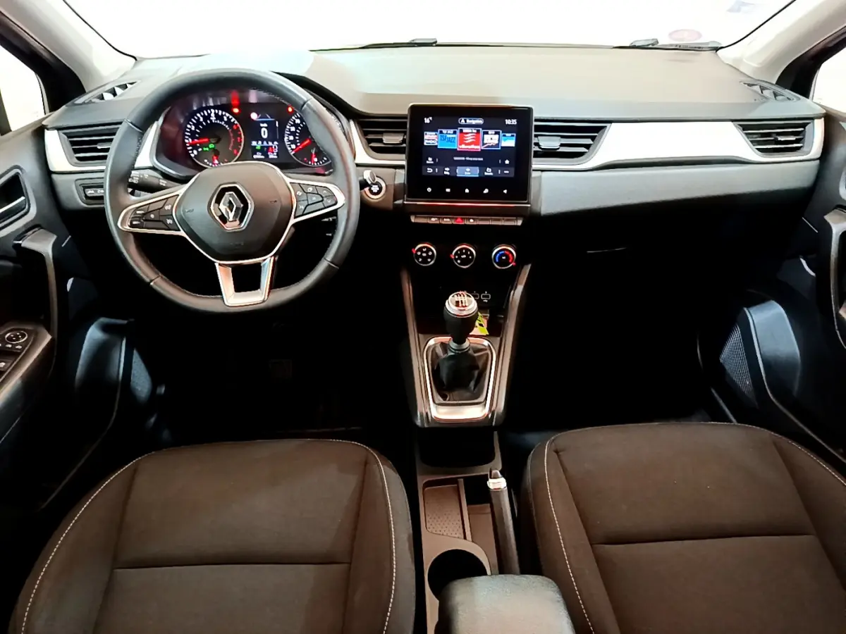Intérieur du Renault Captur Business 2021, vue de face sur le tableau de bord noir avec écran tactile central et volant multifonctions.