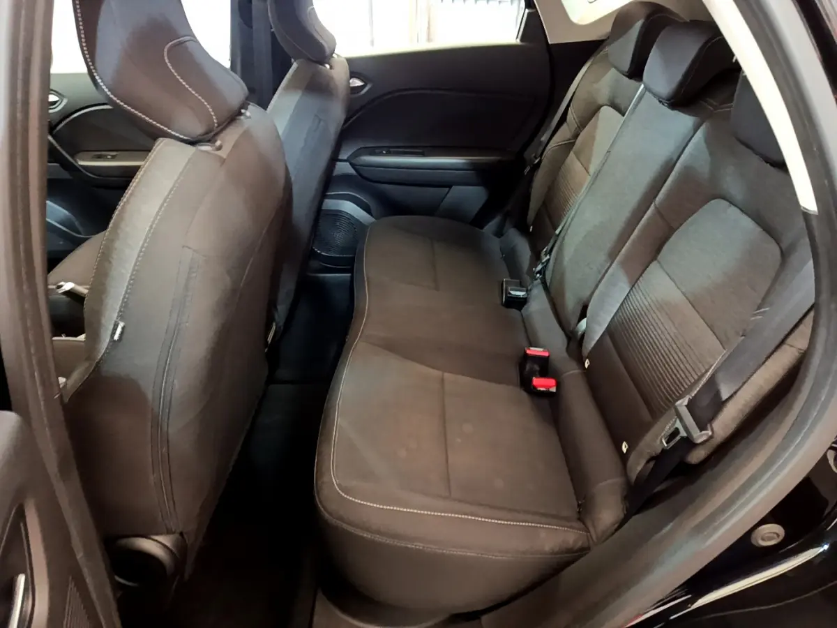Vue intérieure côté droit sur la banquette arrière noire du Renault Captur Business TCe 90 2021 avec ceinture et appuie-tête.