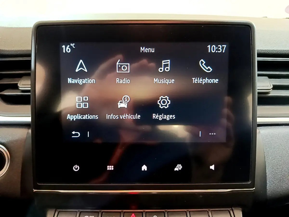 Écran tactile central 7 pouces du tableau de bord du Renault Captur Business TCe 90 noir, affichant le menu principal.