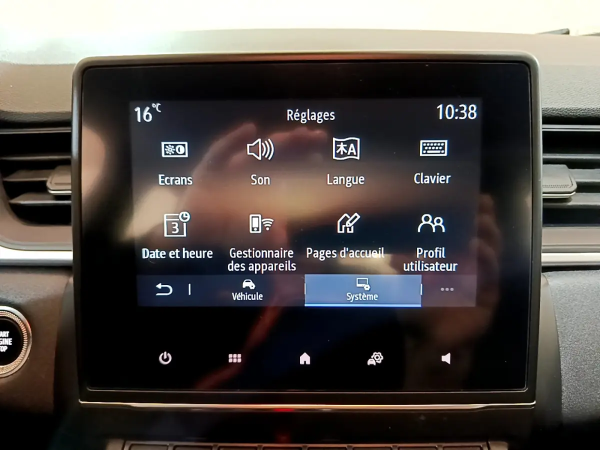 Écran tactile central du tableau de bord du Renault Captur Business TCe 90 noir, affichant le menu Réglages.
