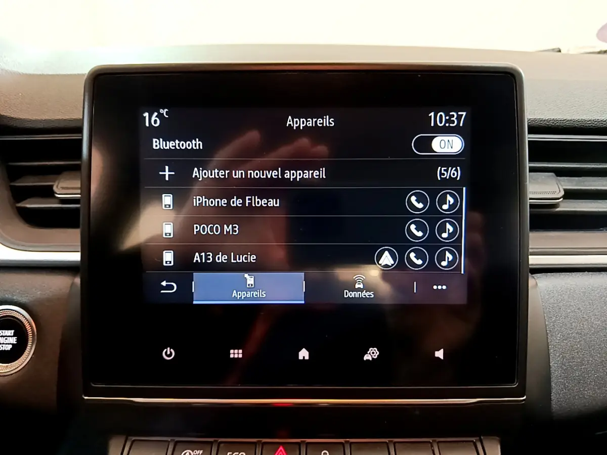 Écran tactile central du tableau de bord du Renault Captur Business TCe 90 2021 affichant menu Bluetooth et commandes multimédia.
