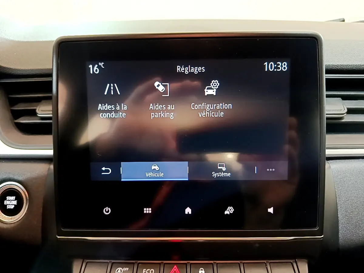 Écran tactile central du tableau de bord du Renault Captur Business TCe 90 noir, affichant les réglages du véhicule.