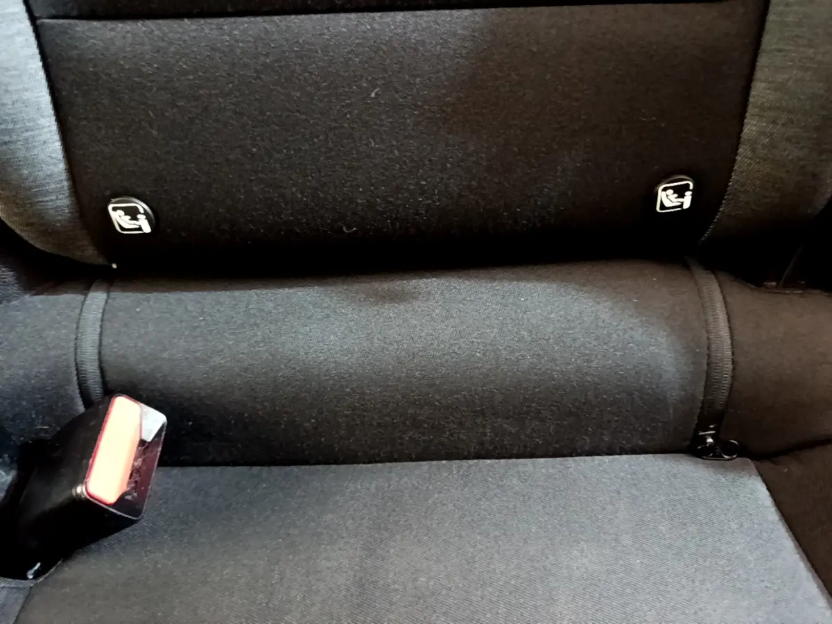 Gros plan sur la banquette arrière noire du Renault Captur Business TCe 90 2021 avec attaches Isofix visibles.