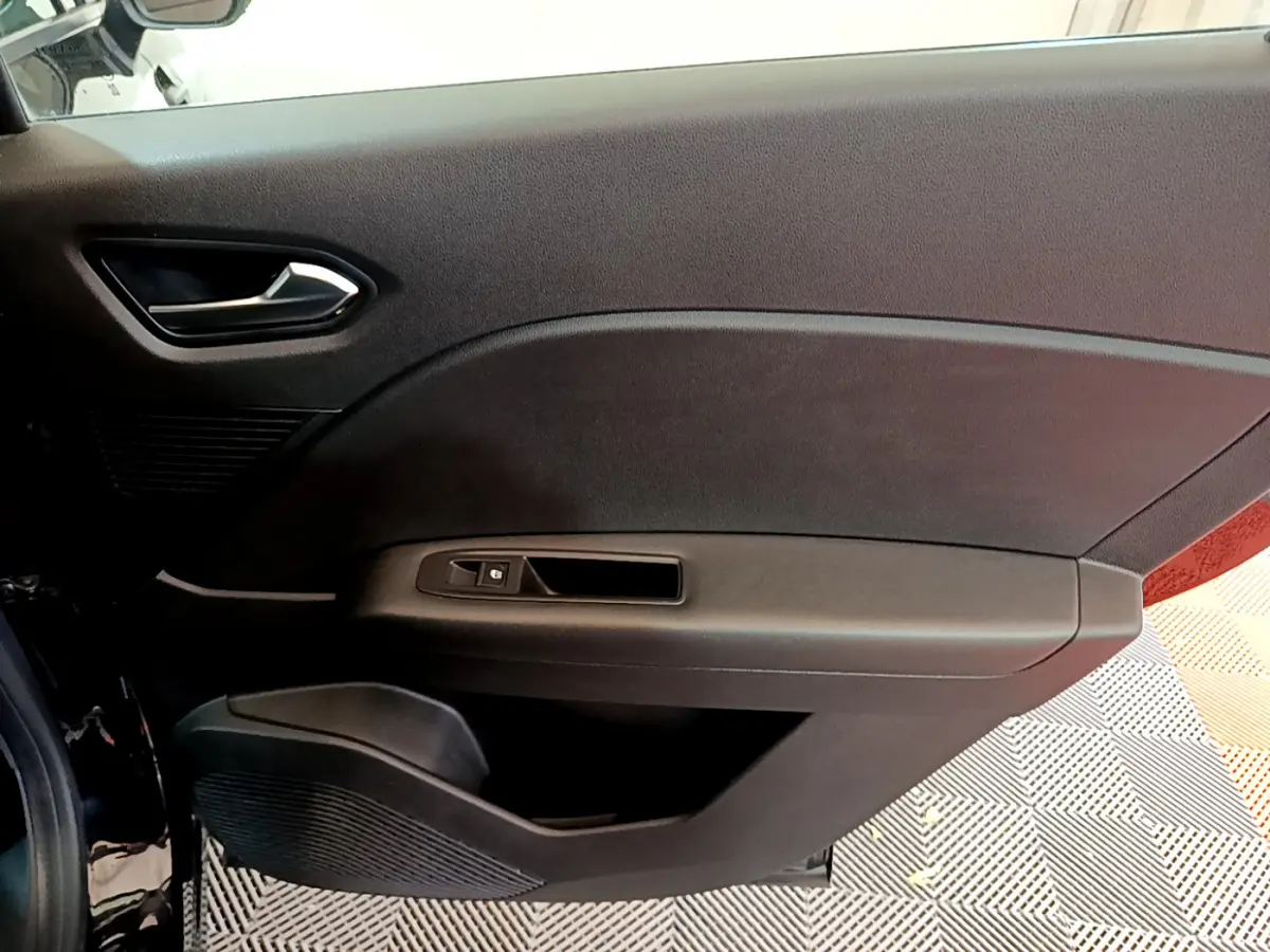 Vue intérieure côté gauche de la porte noire du Renault Captur Business TCe 90 2021 avec commande de fenêtre électrique.