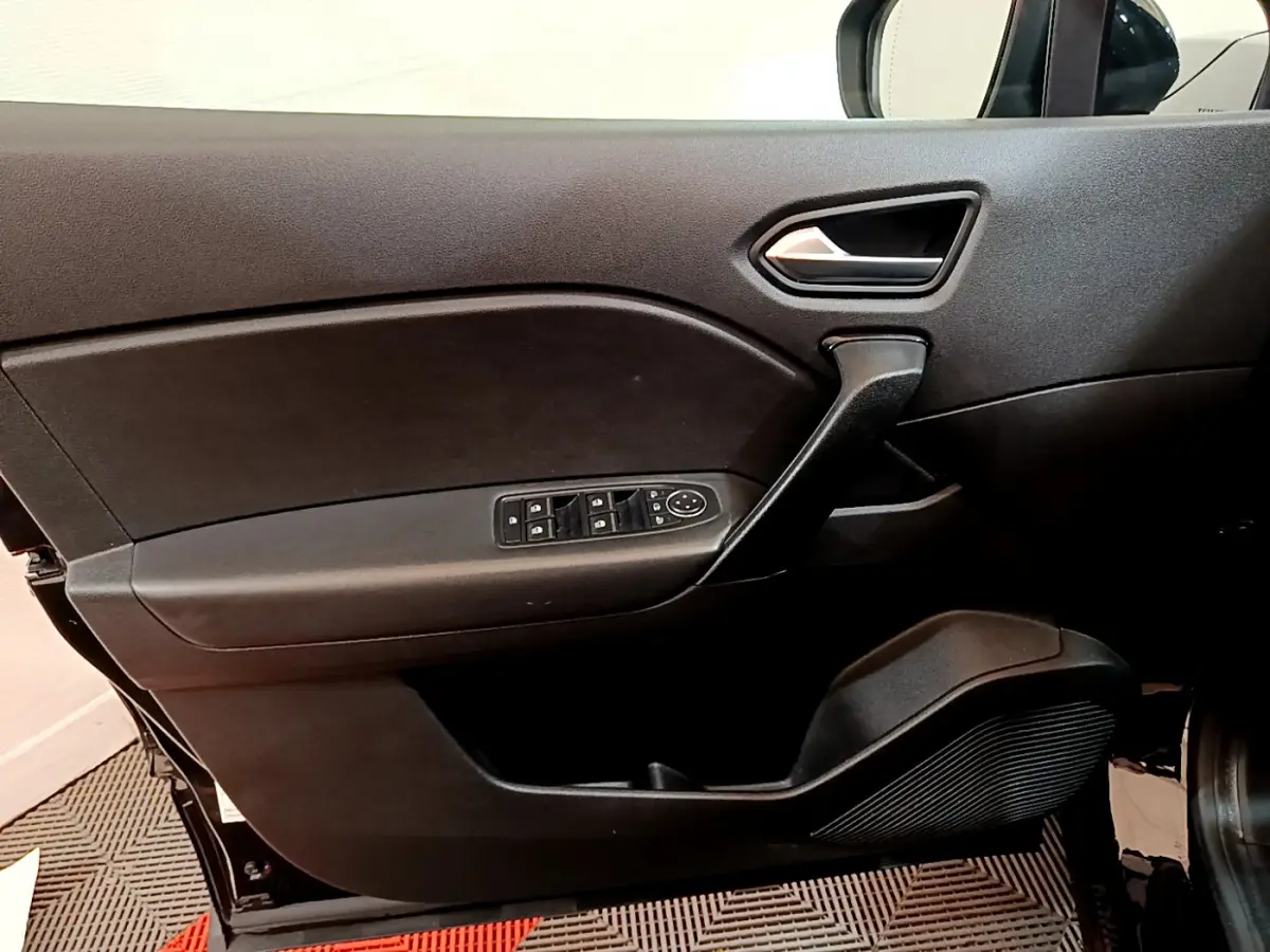 Intérieur noir de la porte côté gauche du Renault Captur Business TCe 90 2021, avec commandes électriques et poignée intégrée.