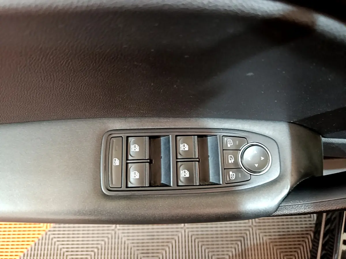 Panneau de commandes des vitres et rétroviseurs côté conducteur du Renault Captur Business noir, vue rapprochée intérieure.